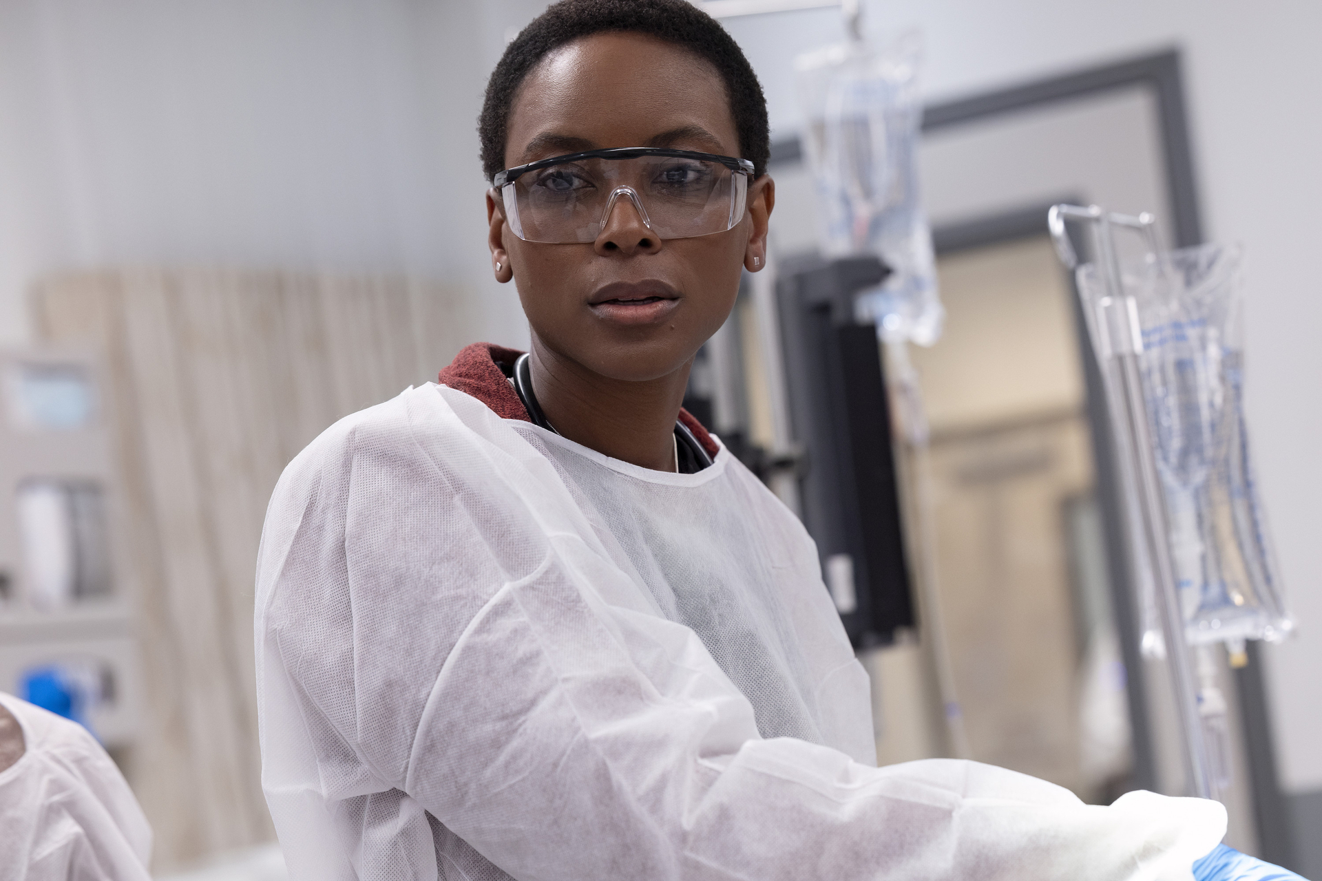 Кадр из 4-й серии 2-го сезона «Питт», доктор Коллинз