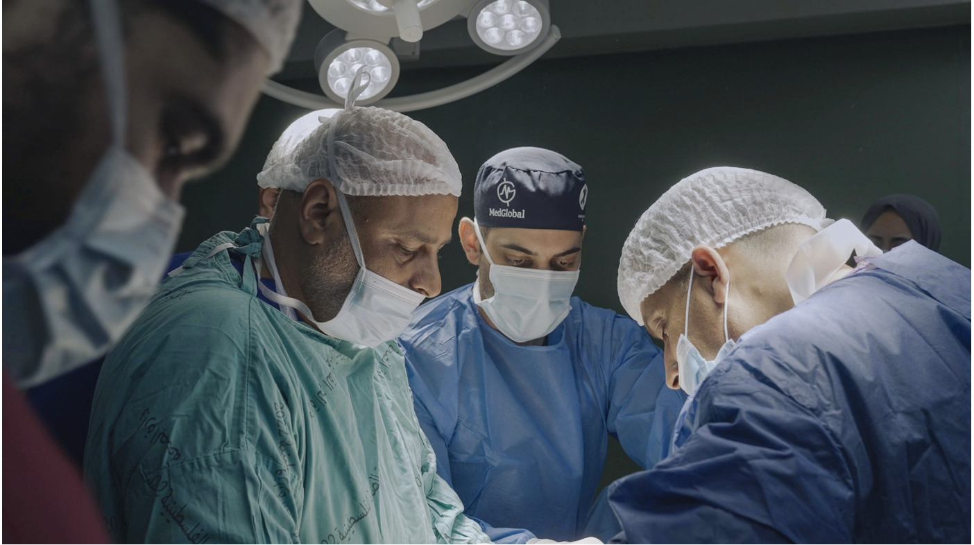 Печальные последствия конфликта для палестинских детей в документальном фильме Американский доктор.