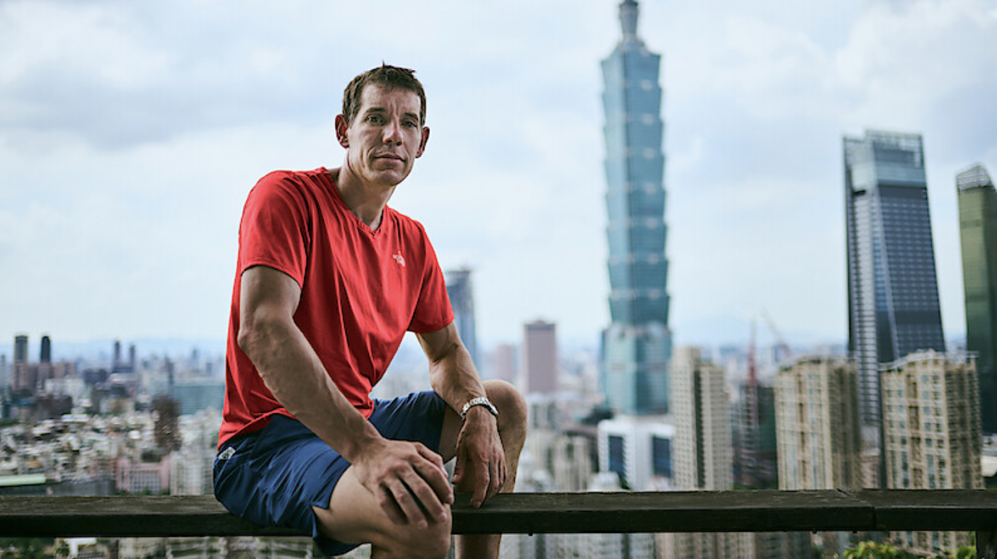 Алекс Хоннольд на фоне небоскрёба во время восхождения