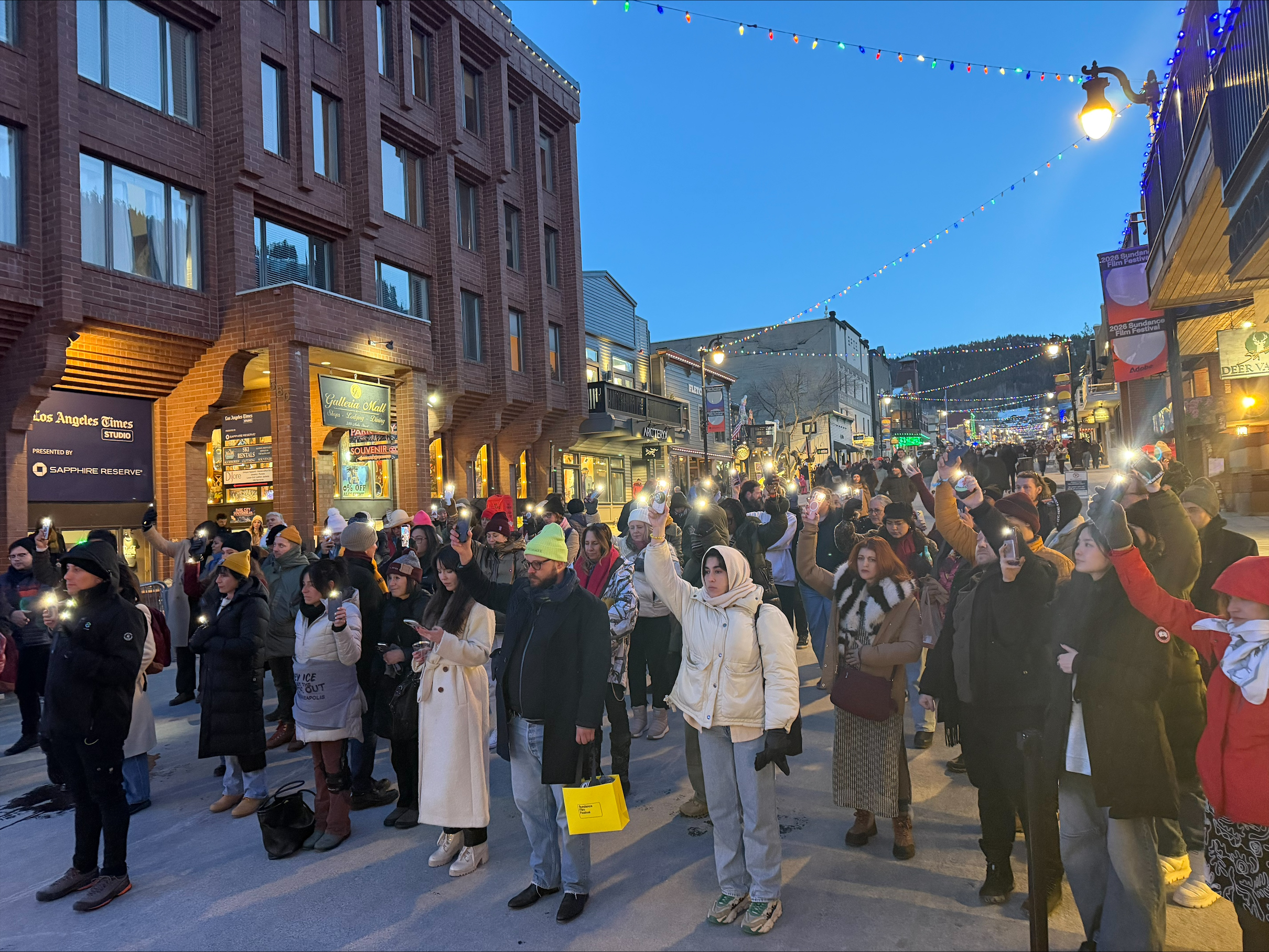 Протест на фестивале Санденс с участием Илайджа Вуда