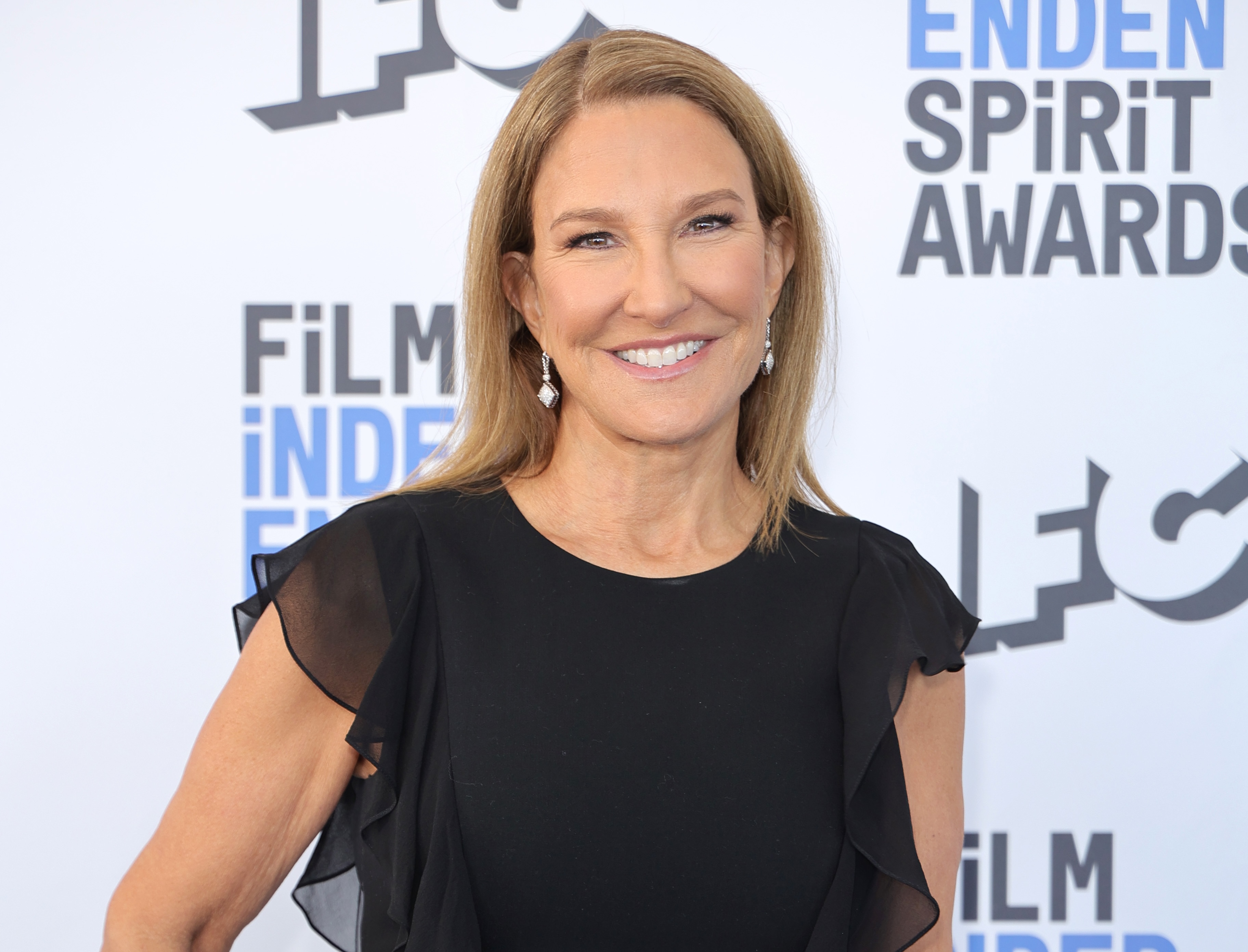 Переговоры Untitled о покупке Brookside Artist Management Эмили Герсон Сэйнс