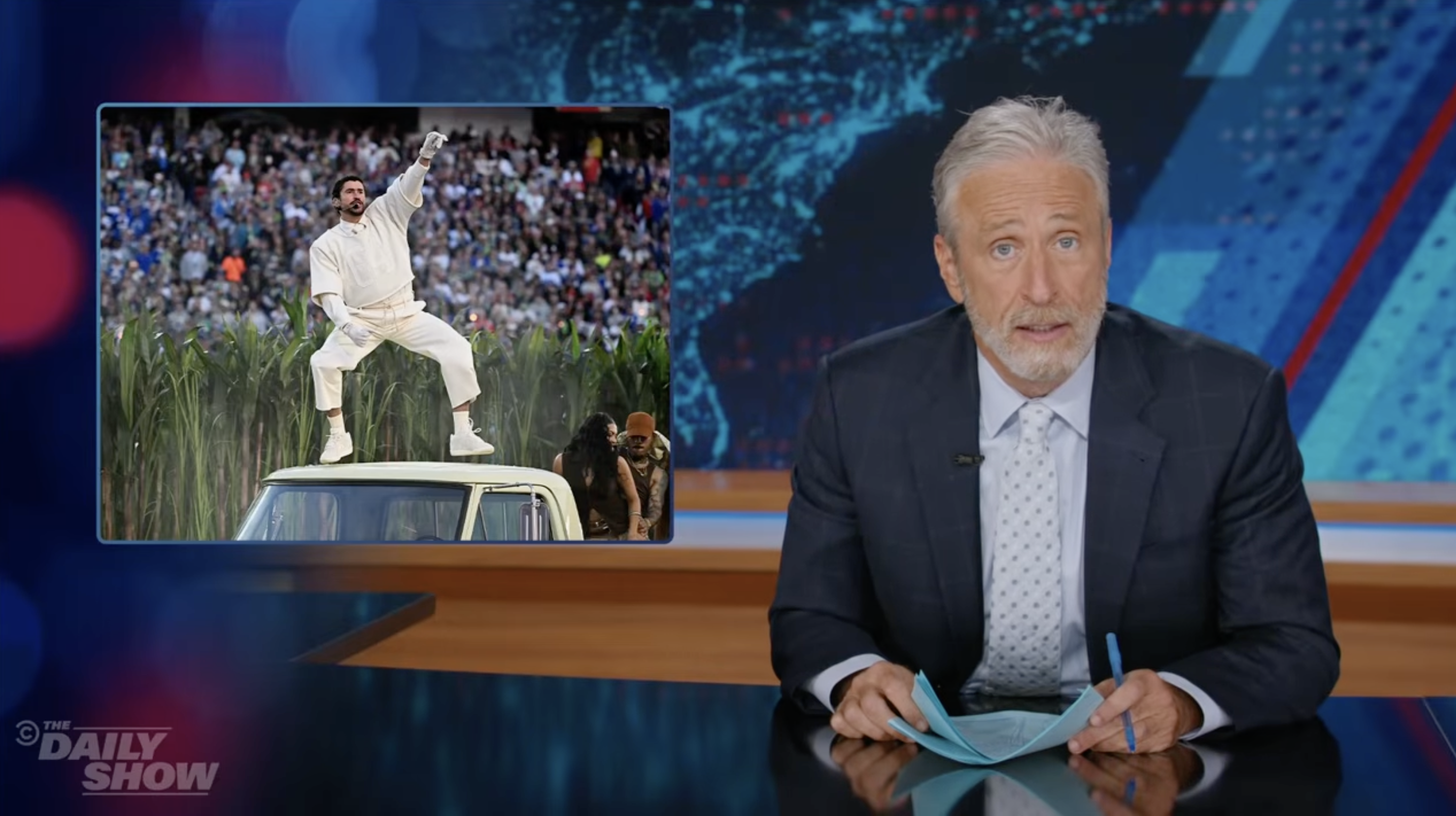 Джон Стюарт обсуждает выступление Bad Bunny на Суперкубке