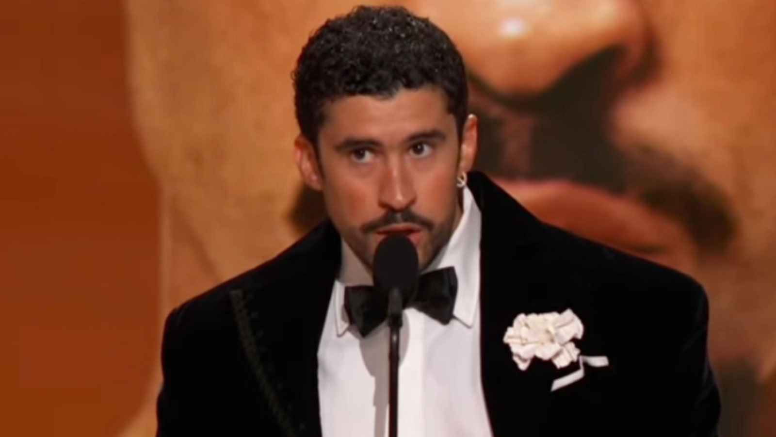 Bad Bunny на сцене Грэмми с наградой и микрофоном