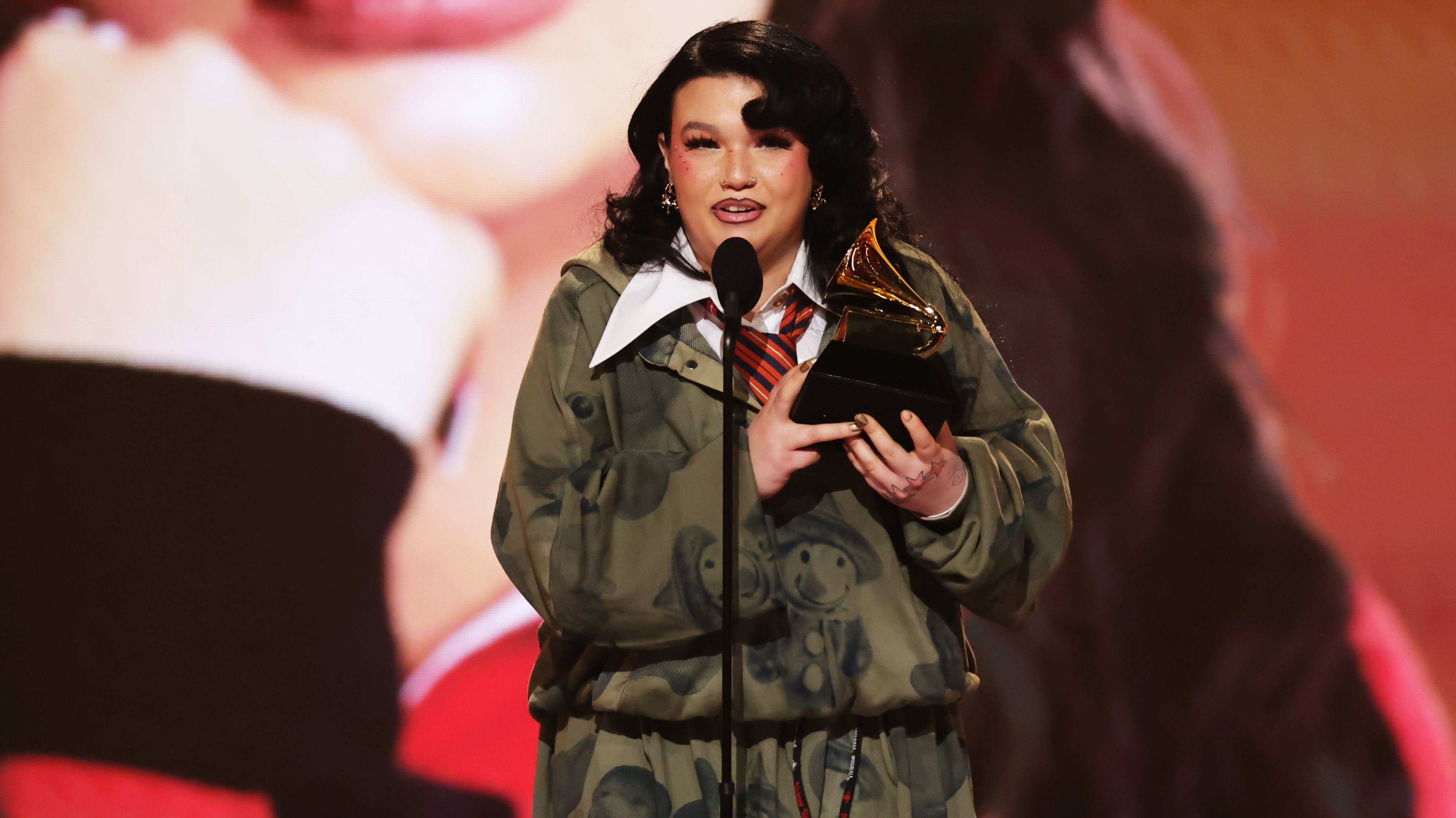 Лола Янг на сцене с Грэмми, восторженная речь