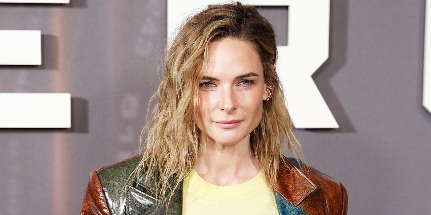 Ребекка Фергюсон в сериале Силос на фоне мрачного города