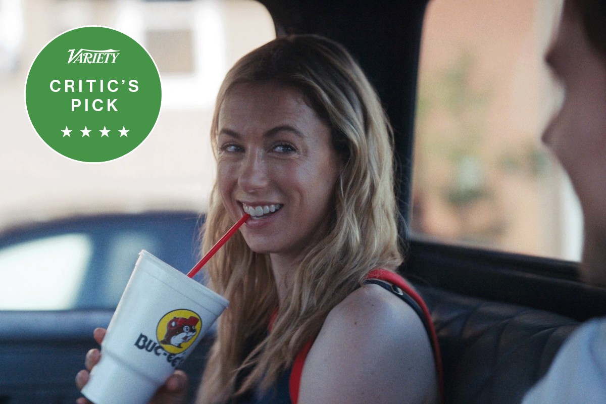 Илиза Шлезингер на сцене комедийного шоу