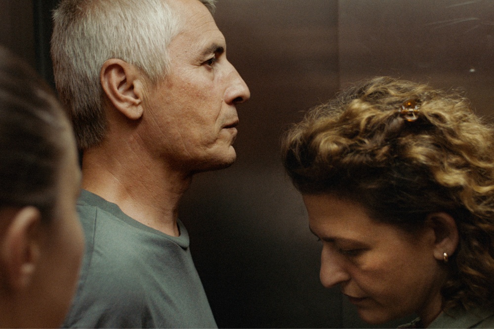 Кадр из фильма «Стыд и деньги», отражающий трудности жизни в Косово