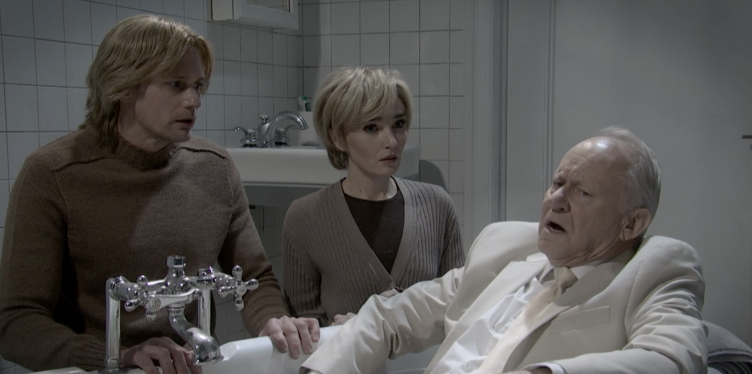 Александр Скарсгард на сцене SNL с саксофоном