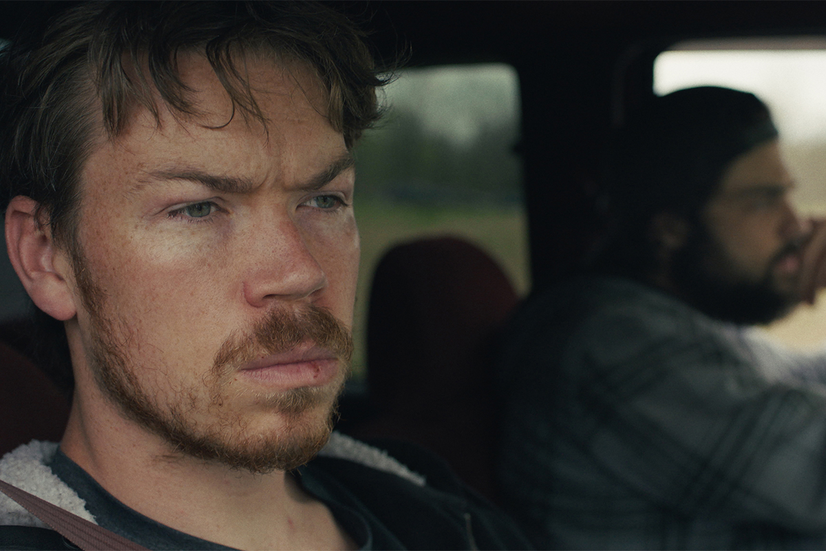 Адам Микс на фоне киноэкранов