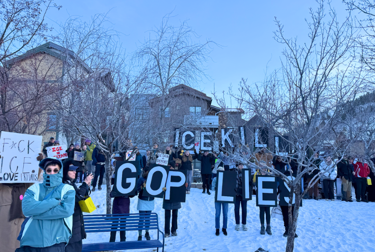 Протестующие на кинофестивале Санденс в Парк-Сити