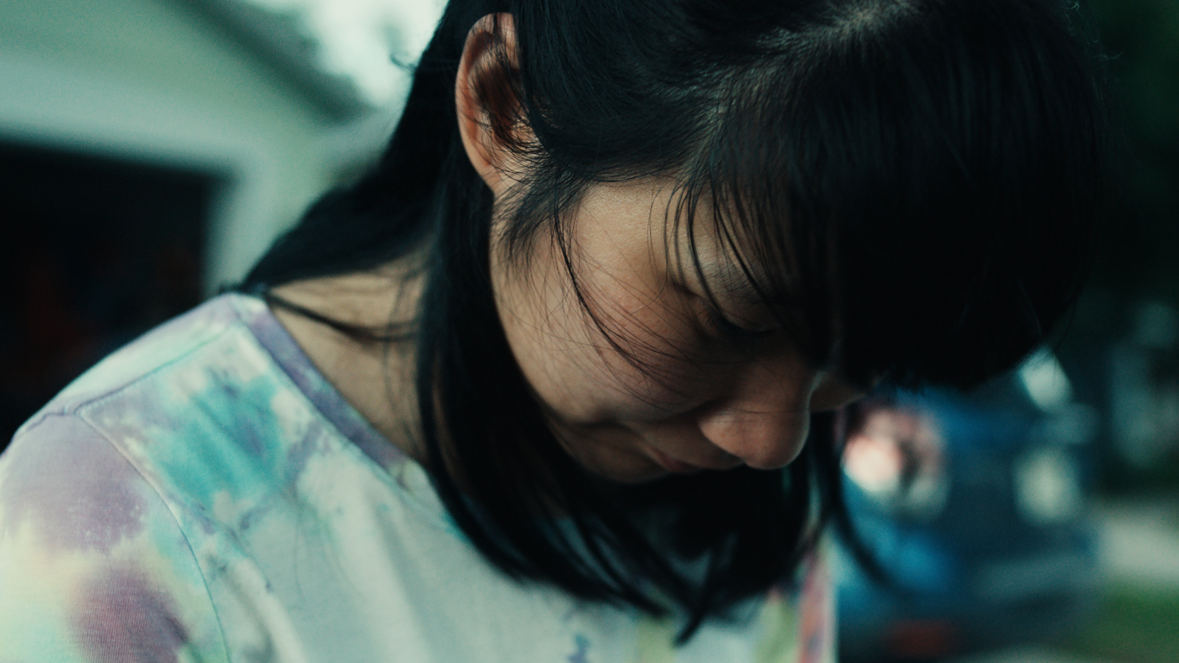 Постер фильма «Возьми меня домой», изображающий семью и их борьбу.