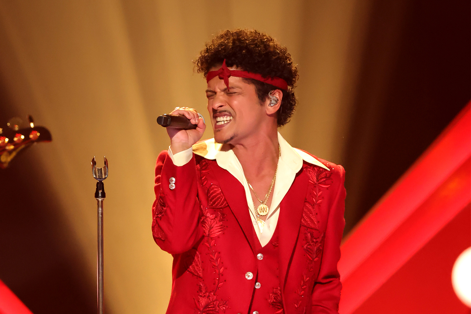 Бруно Марс и Розэ на сцене Грэмми во время выступления