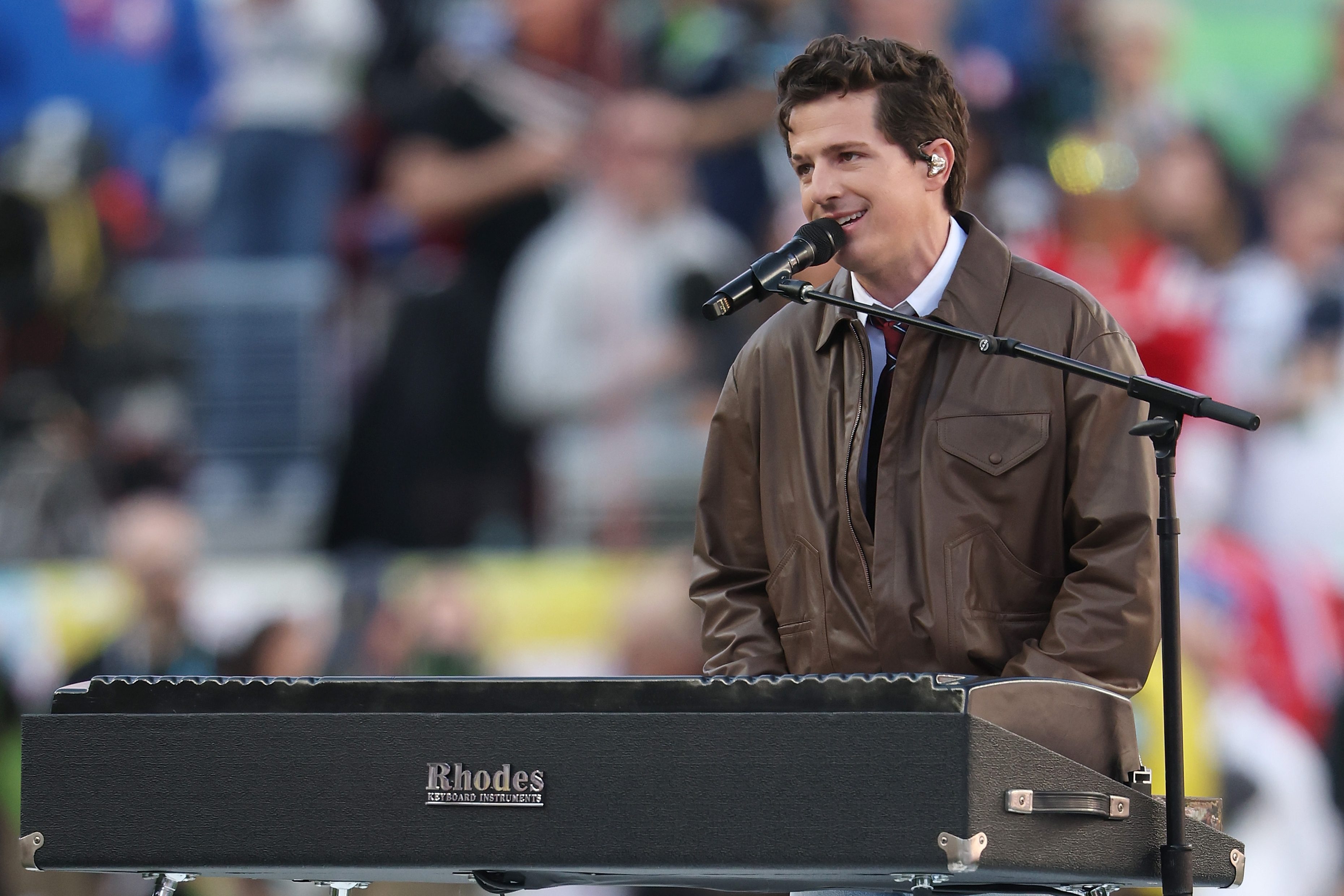 Чарли Пут исполняет гимн на Суперкубке на электрическом пианино