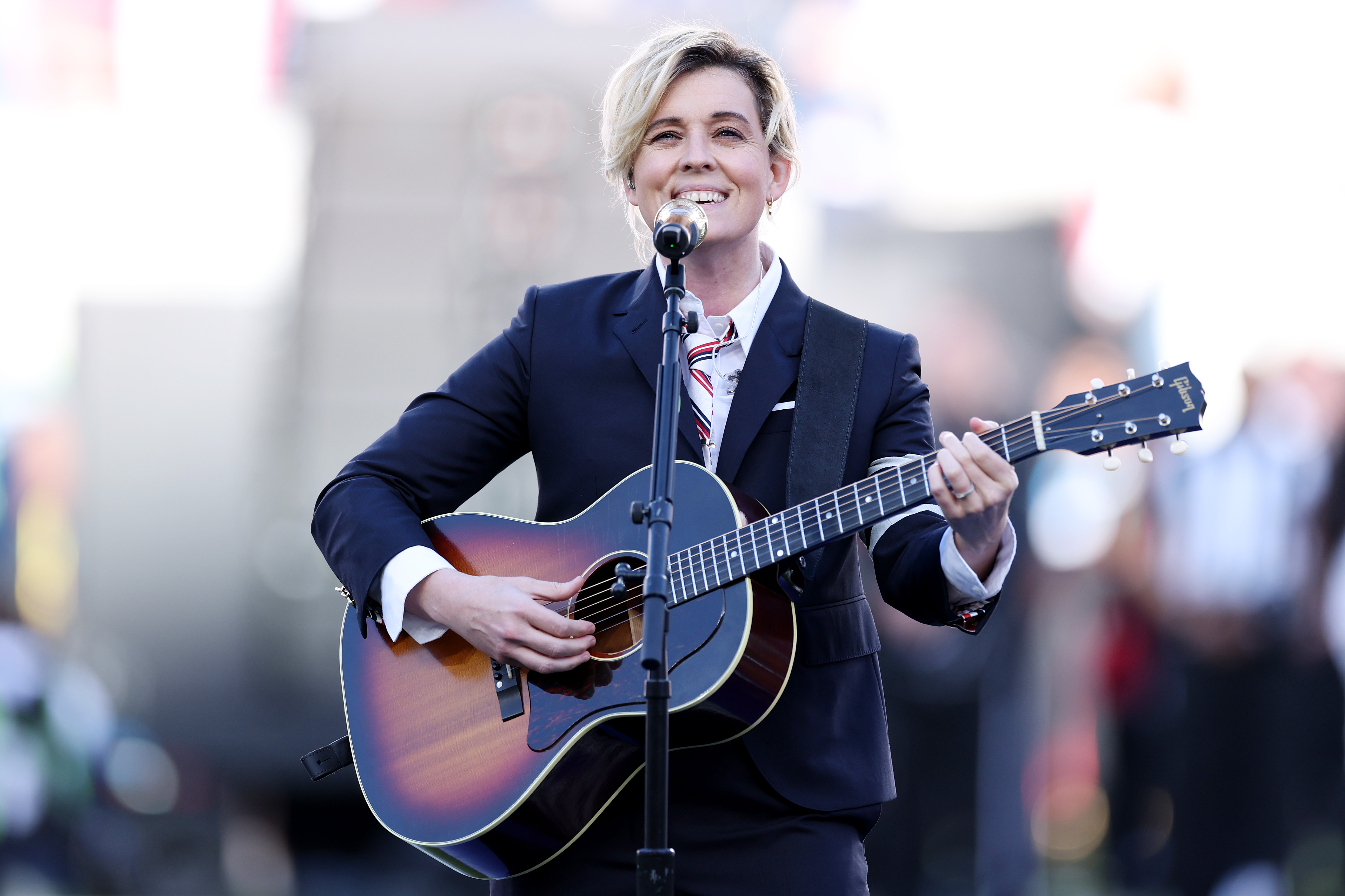 Бранди Карлайл исполняет 'Америку, прекрасную' на Супербоуле LX