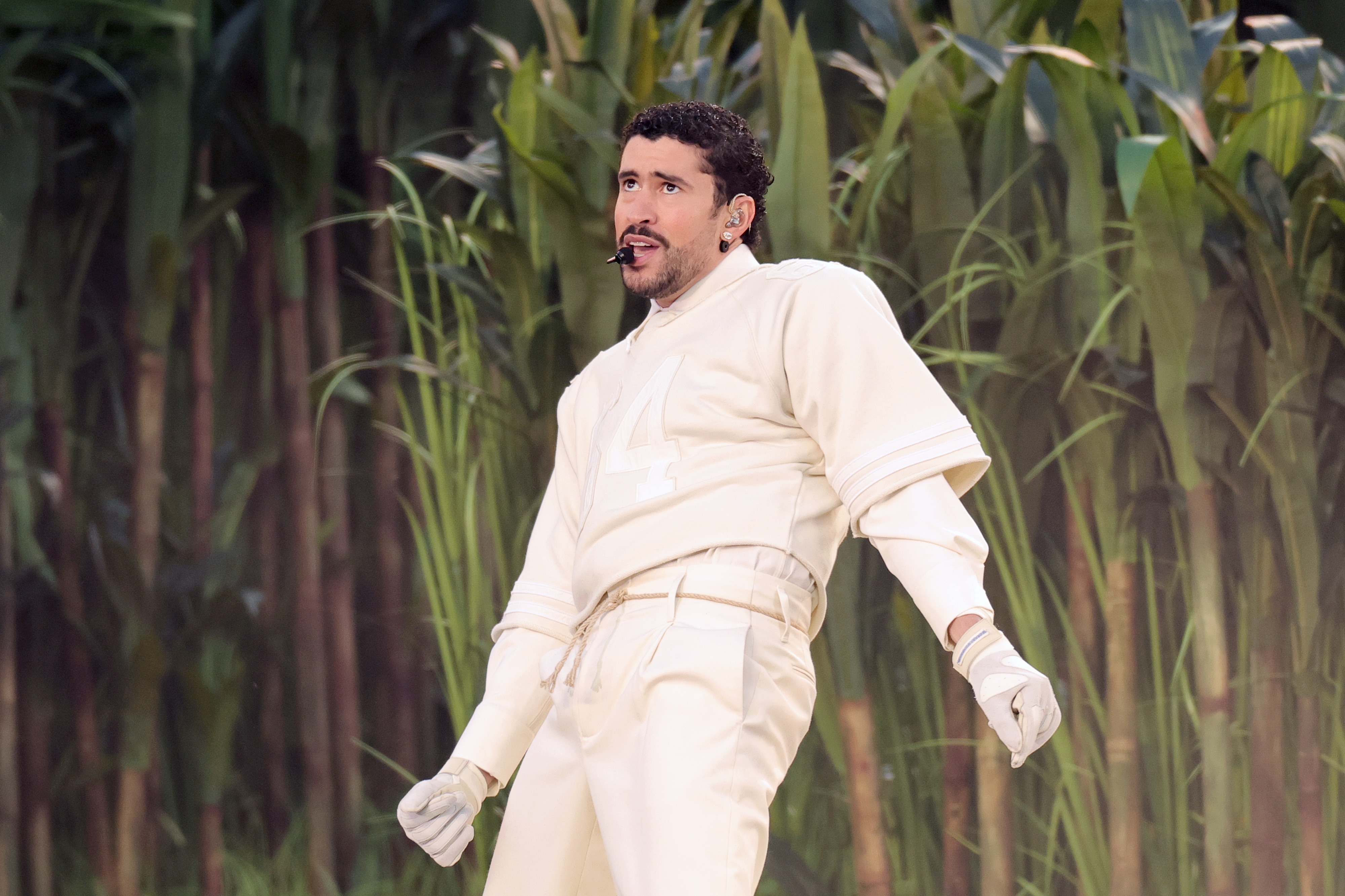 Bad Bunny на сцене Суперкубка LX