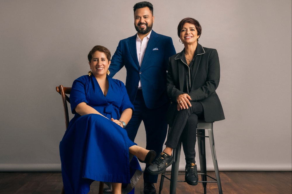 Логотип Reliance и Sikhya Entertainment, символизирующий слияние компаний в киноиндустрии