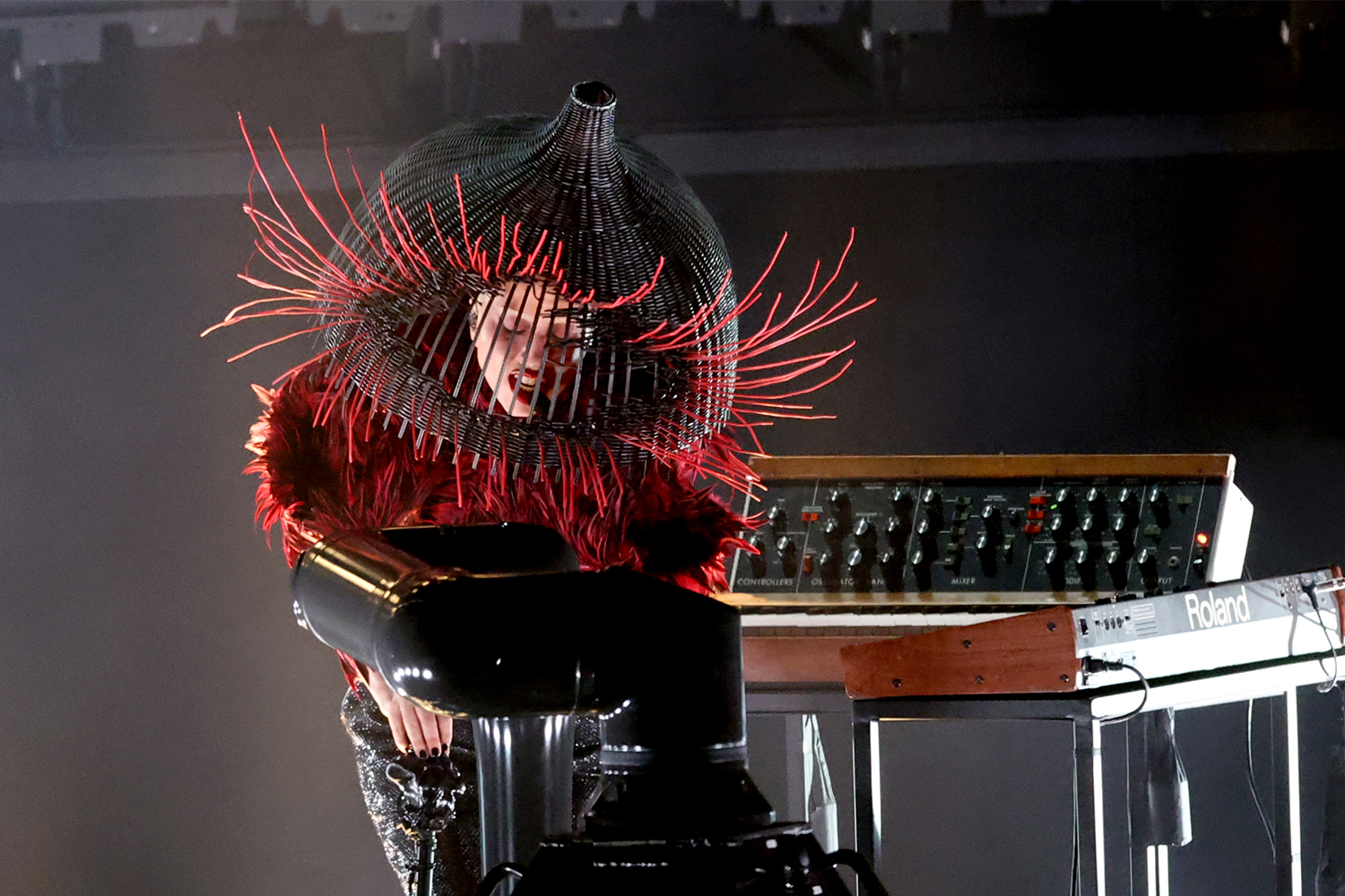 Леди Гага на Грэмми в экстравагантном костюме, исполняющая рок-версию 'Abracadabra'.