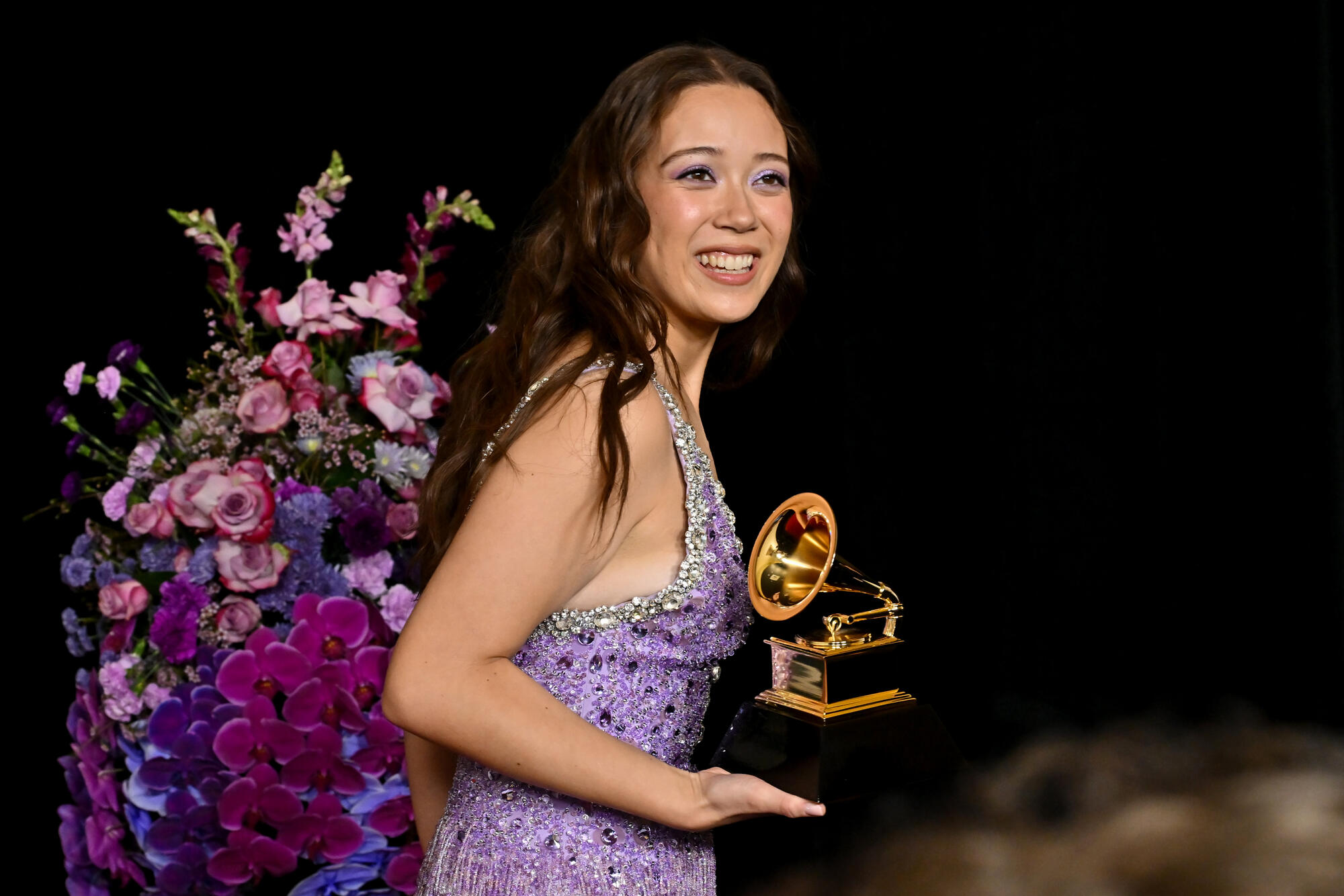 Laufey исполняет джазовую версию песни на Грэмми