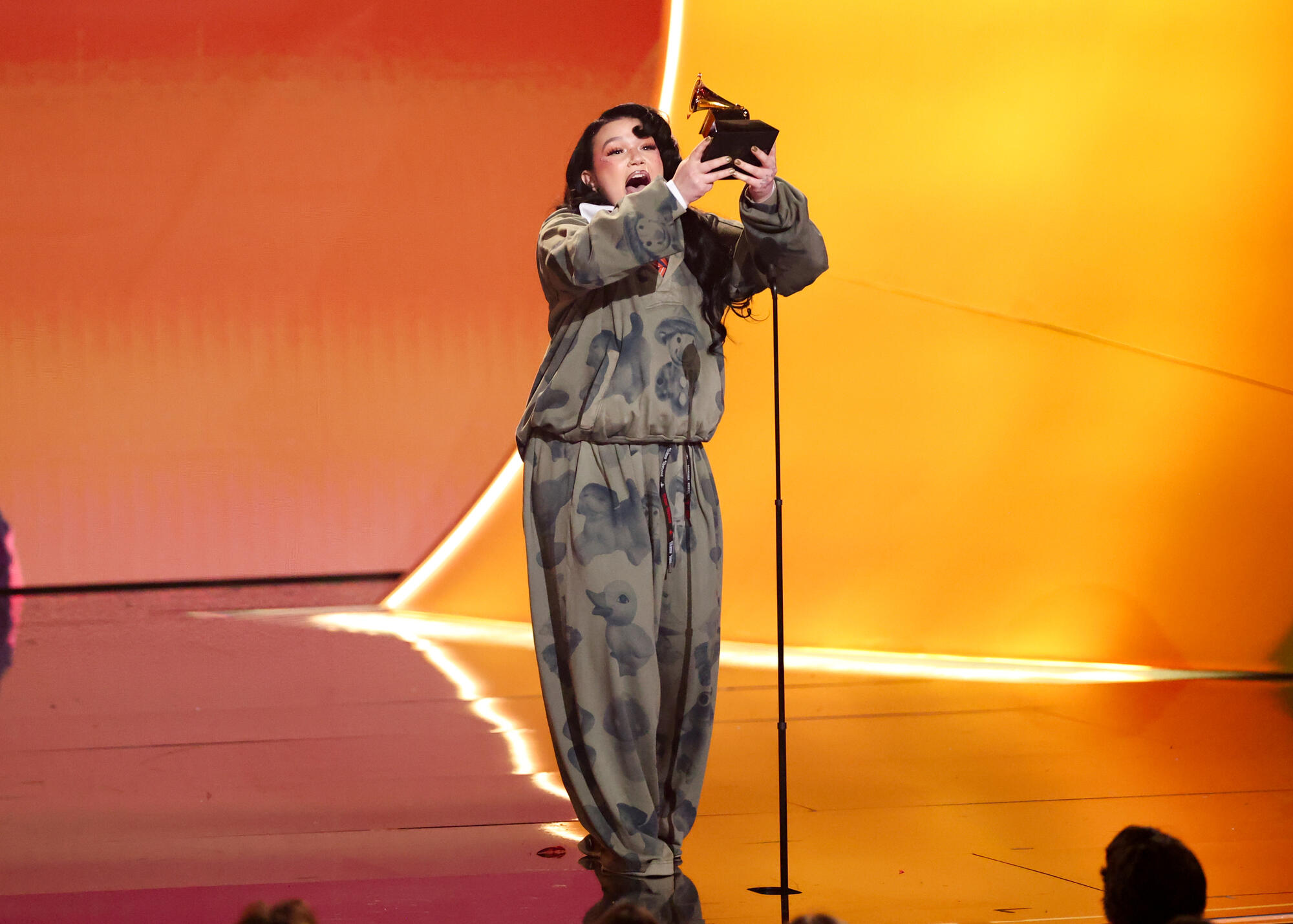 Лола Янг на сцене во время выступления на Грэмми