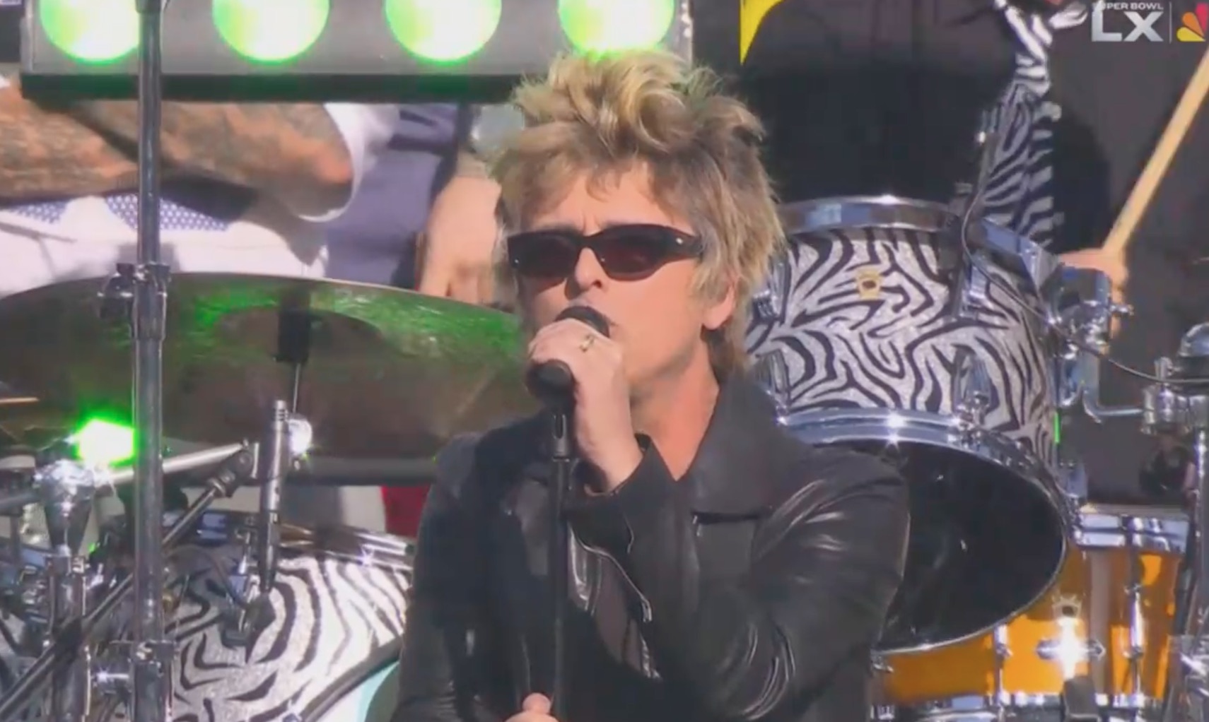 Green Day на открытии Суперкубка LX в Санта-Кларе, Калифорния.