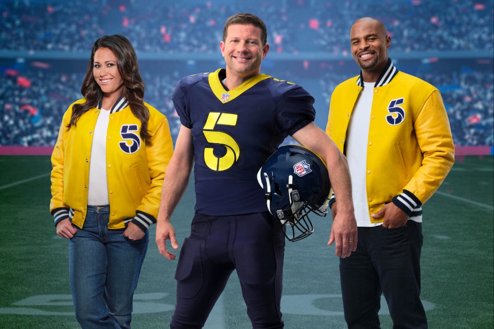 Логотип NFL и Канала 5 на фоне футбольного поля