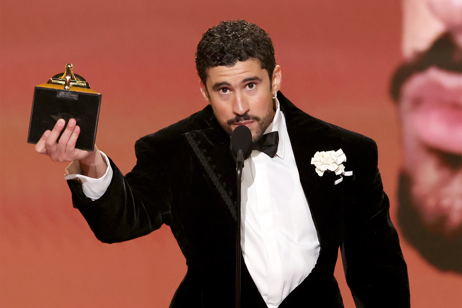 Комиссар НФЛ Роджер Гуделл и Bad Bunny на фоне Грэмми