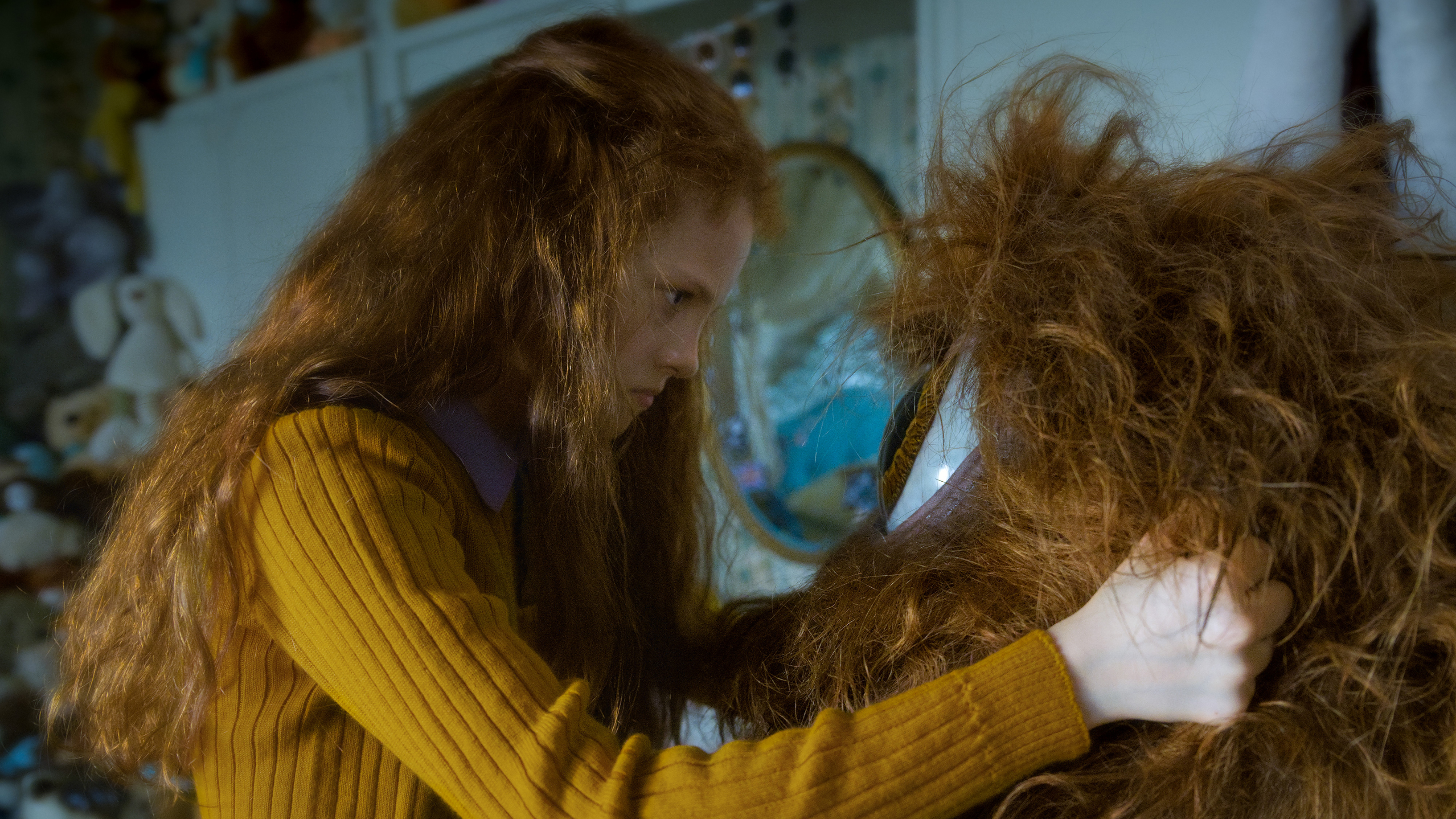 Кадр из фильма «Fing!» с библиотекарями и милым существом