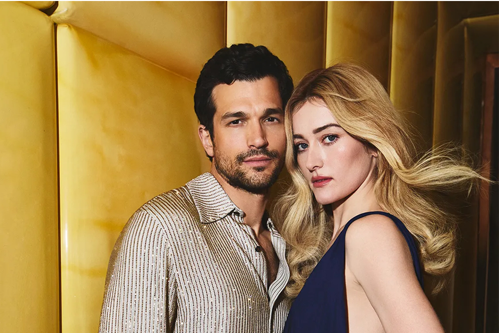 Джон Кеннеди-младший и Кэролин Бессетт на фоне исторической архитектуры