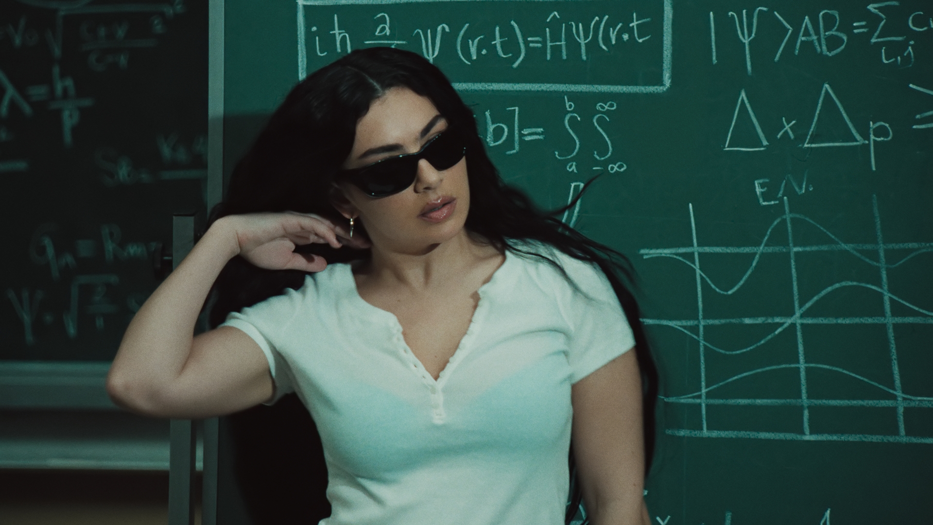 Чарли Икс Си Икс на Супербоуле с неоновыми стробоскопами