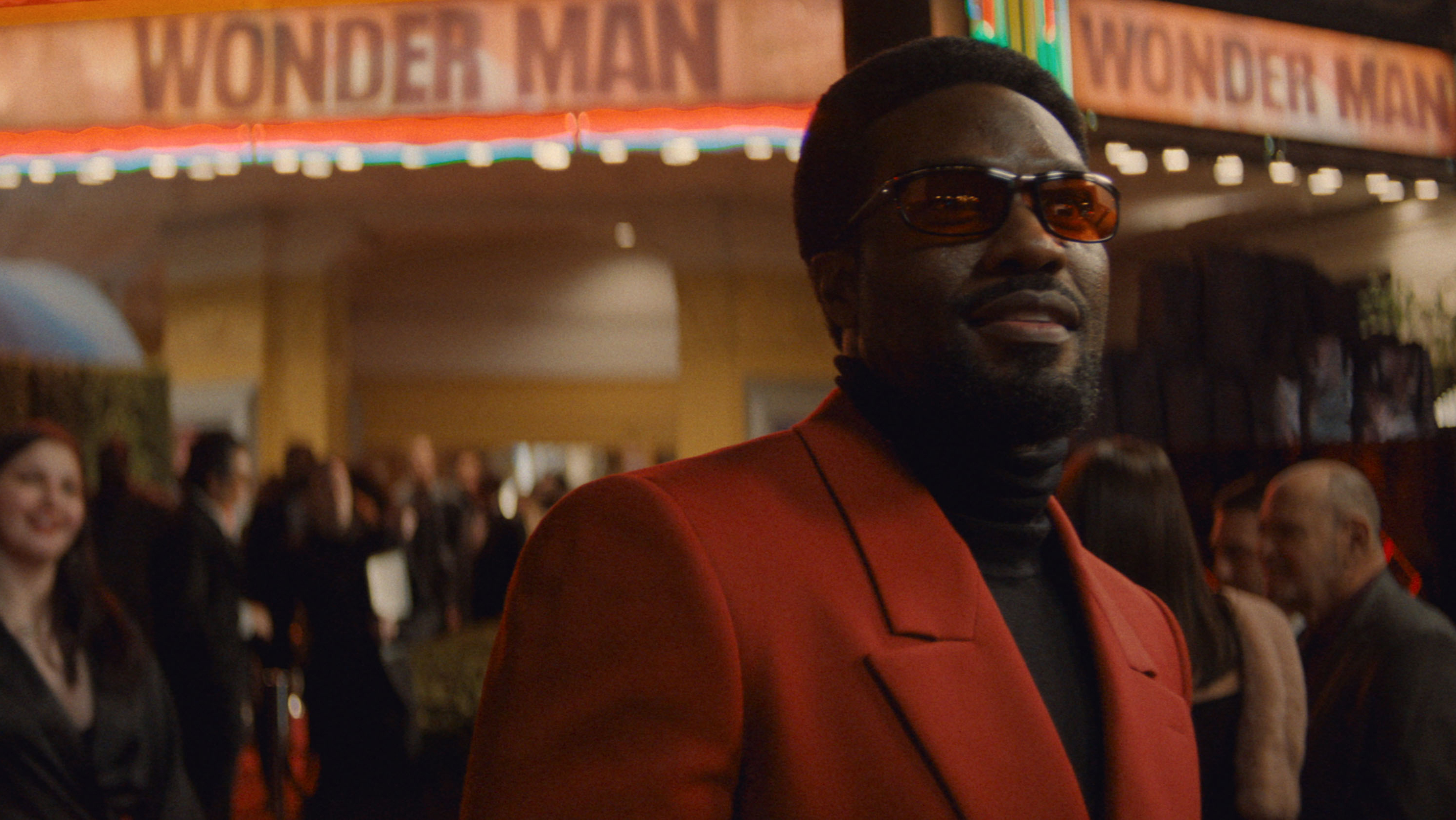 Сцена из сериала Чудо-Мужчина, отражающая жизнь Лос-Анджелеса