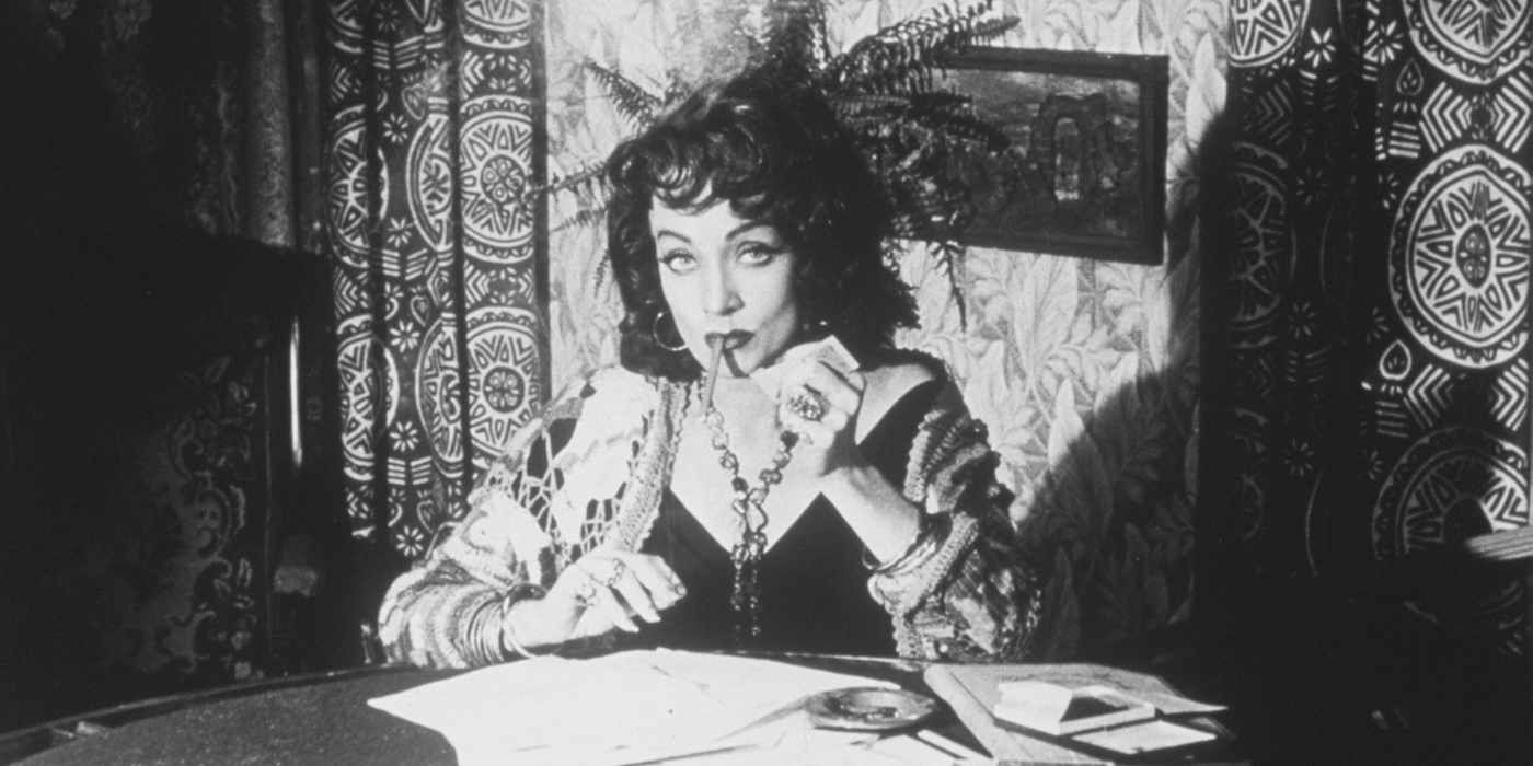 Кадр из классического фильма-нуар с атмосферной игрой света и тени.