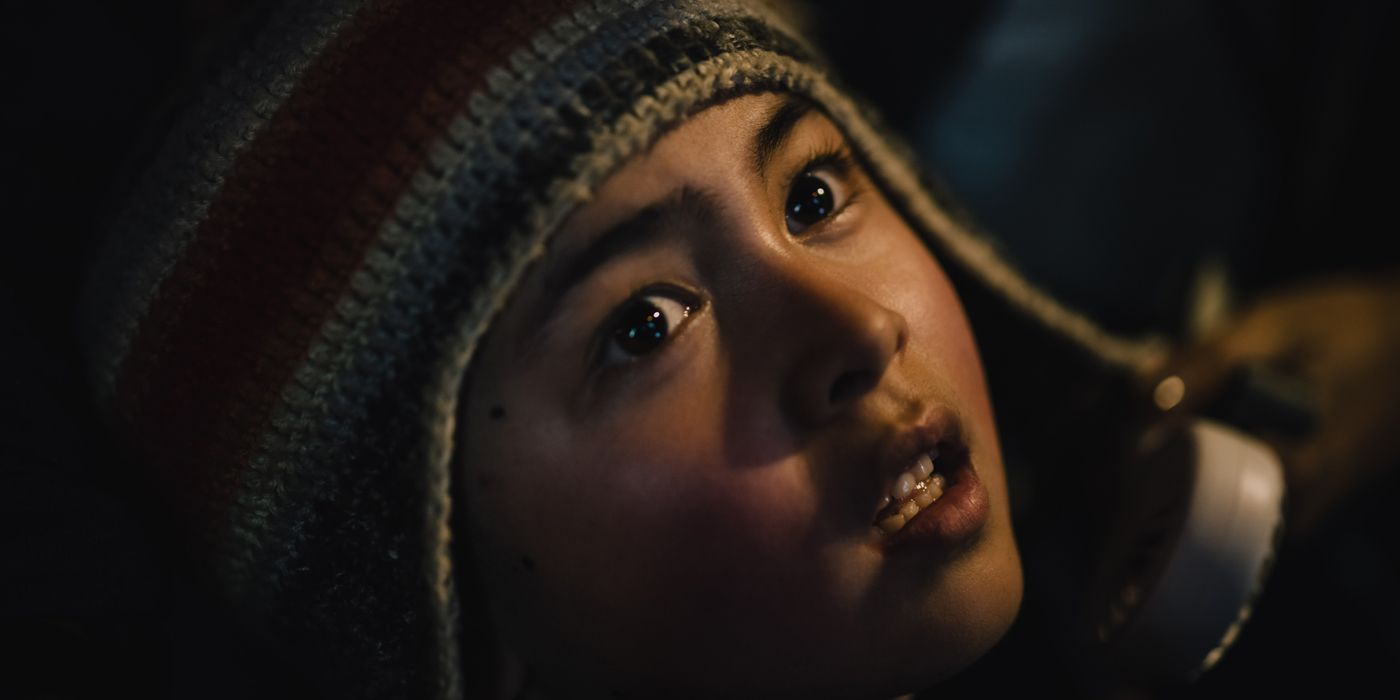 Постер фильма Творец с изображением главного героя на фоне футуристического города