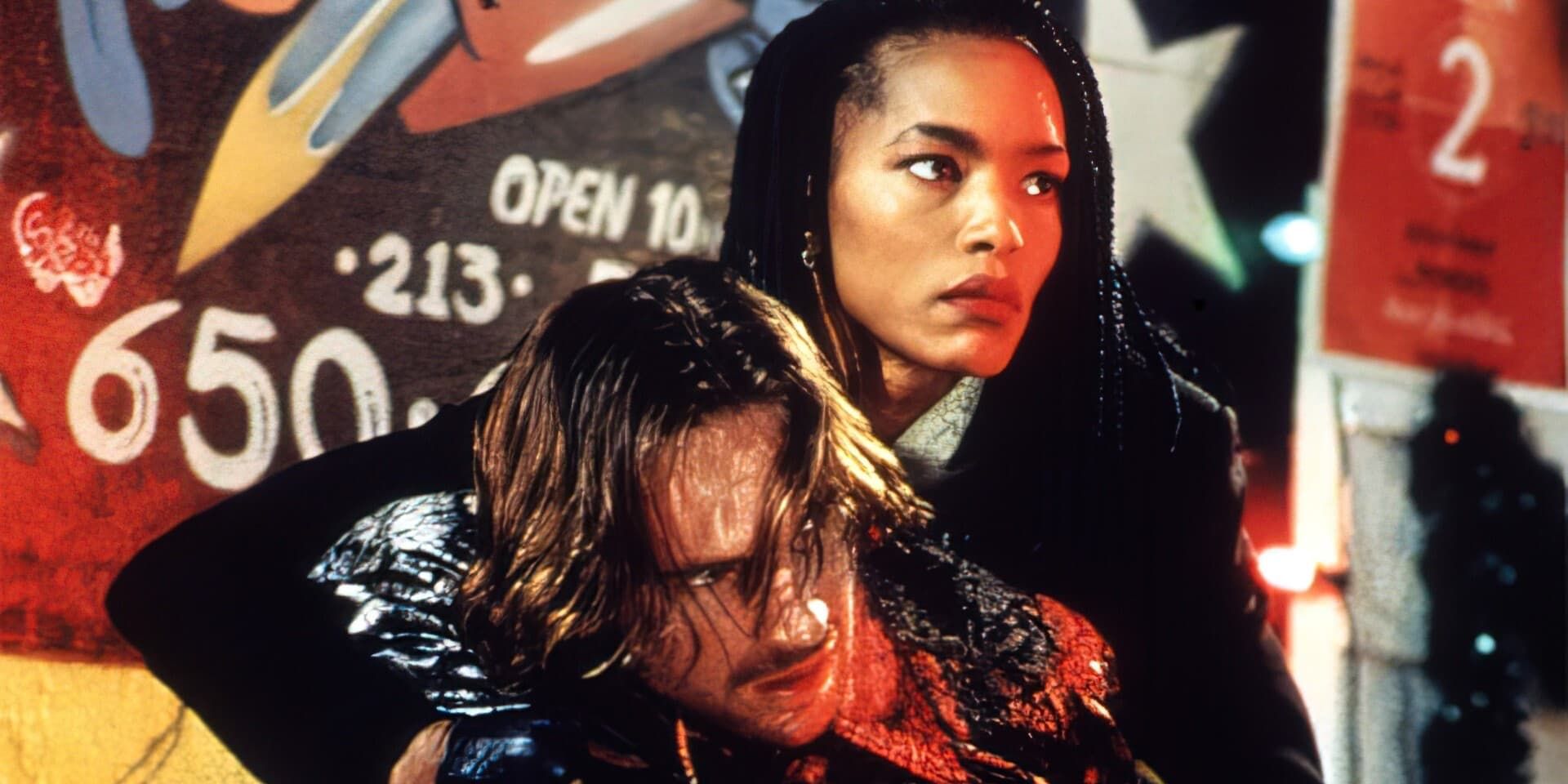 Кадр из фильма Darkman с мрачной атмосферой и визуальными эффектами.