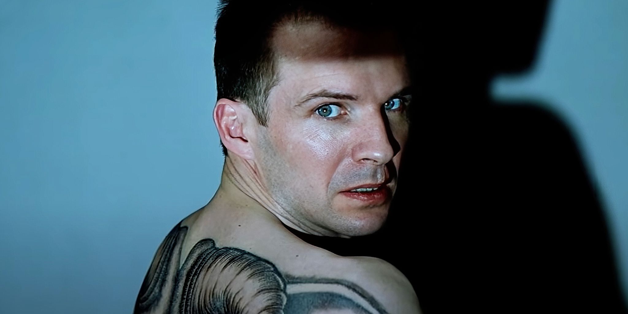 Ральф Файнс в роли доктора Иэна Келсона в фильме '28 лет спустя: Храм костей'