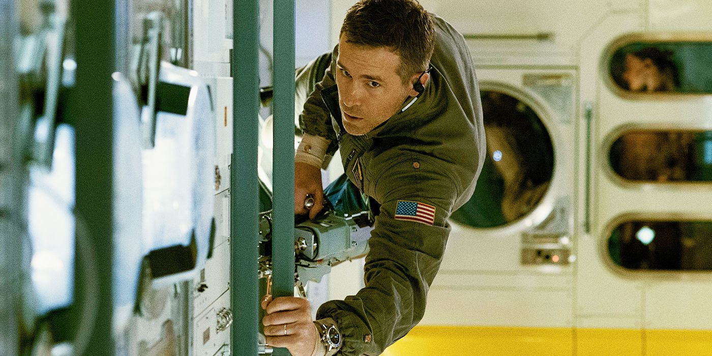 Заброшенная сцена с монстром из фильма