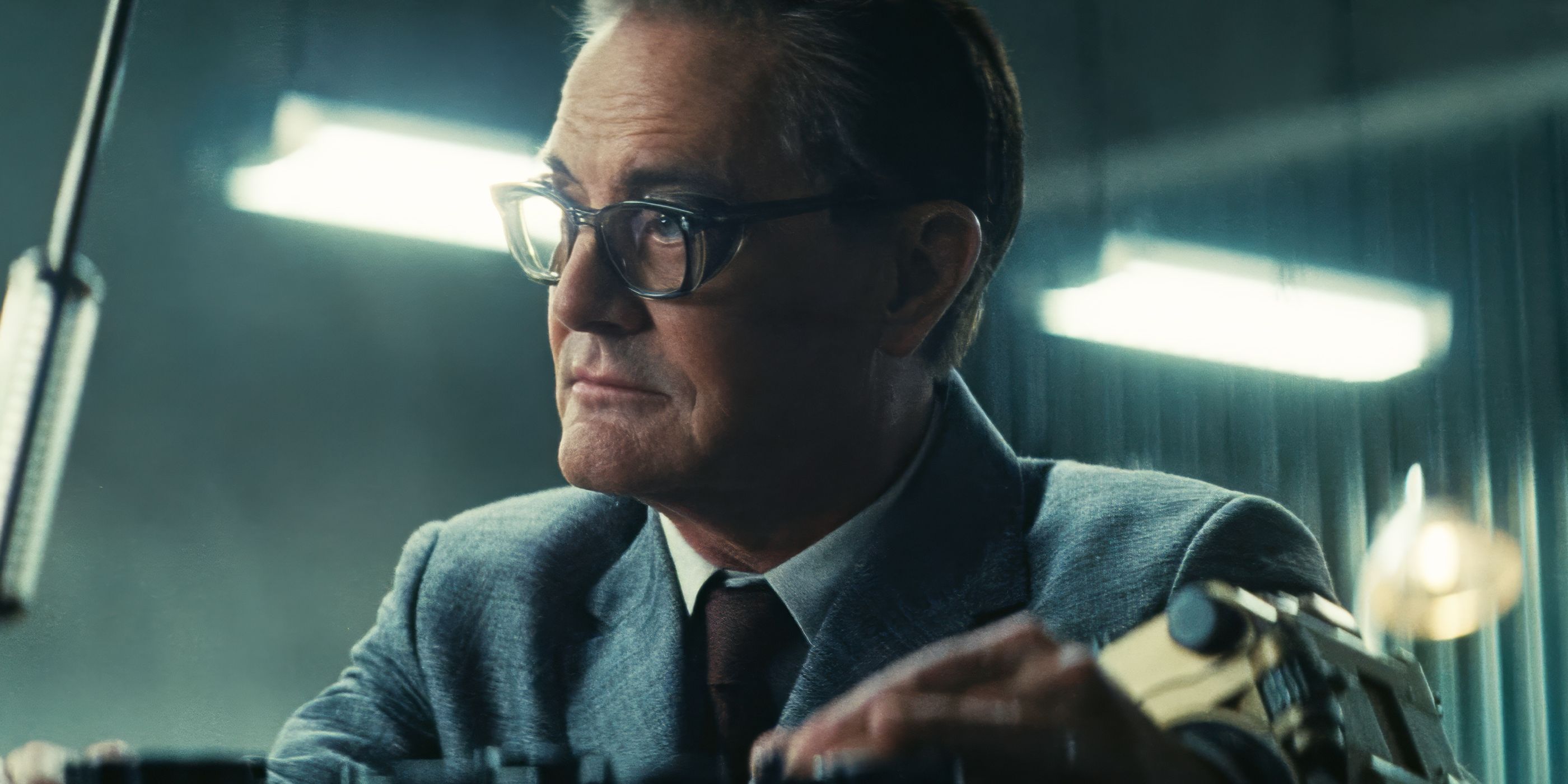 Сцена из 7-й серии 2-го сезона Fallout с персонажами и напряженной атмосферой