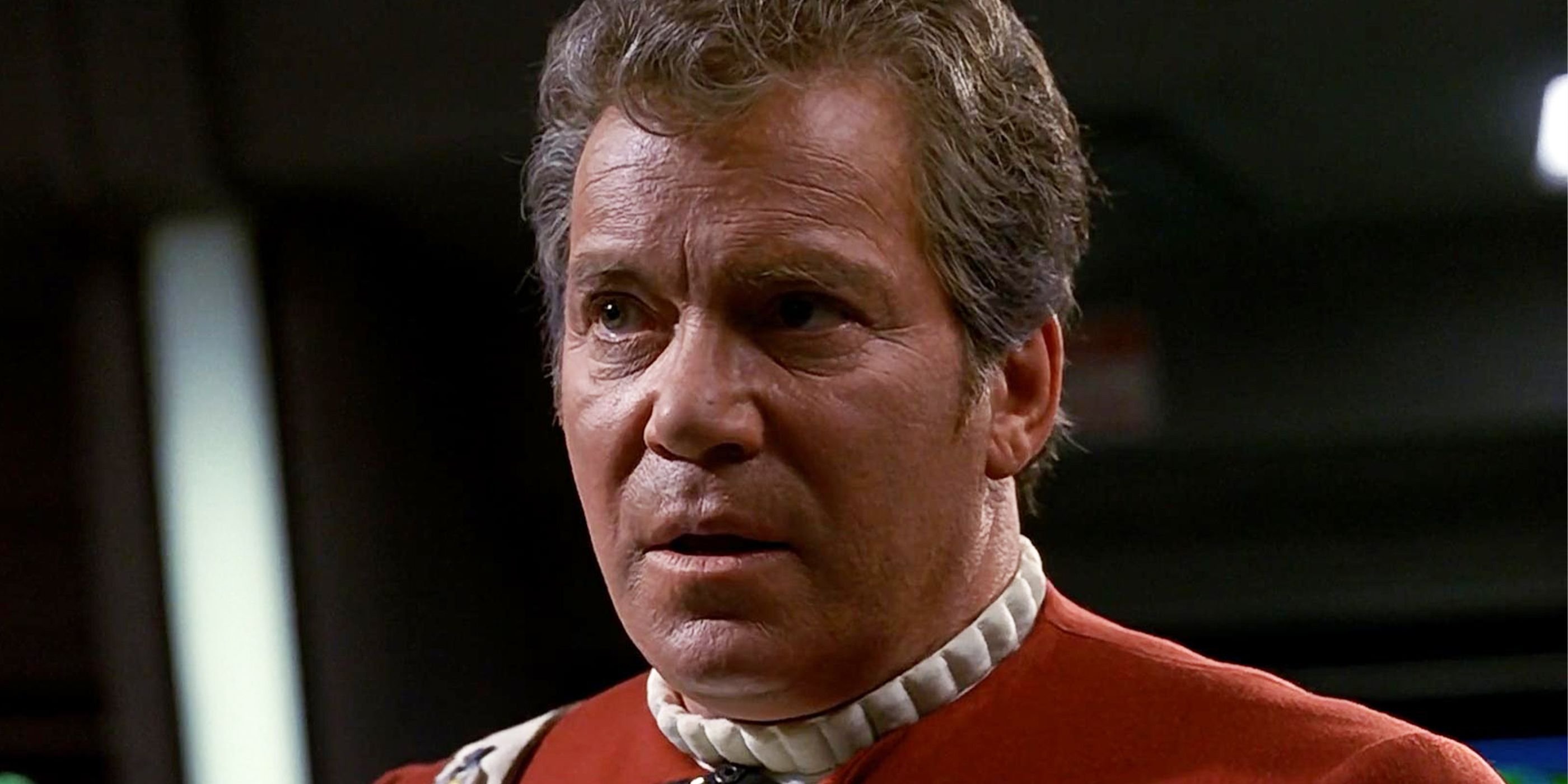 Уильям Шатнер на фоне логотипа Звёздного пути