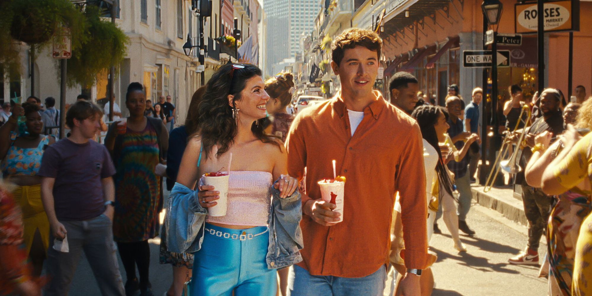 Кадр из романтического фильма с двумя главными героями на фоне заката