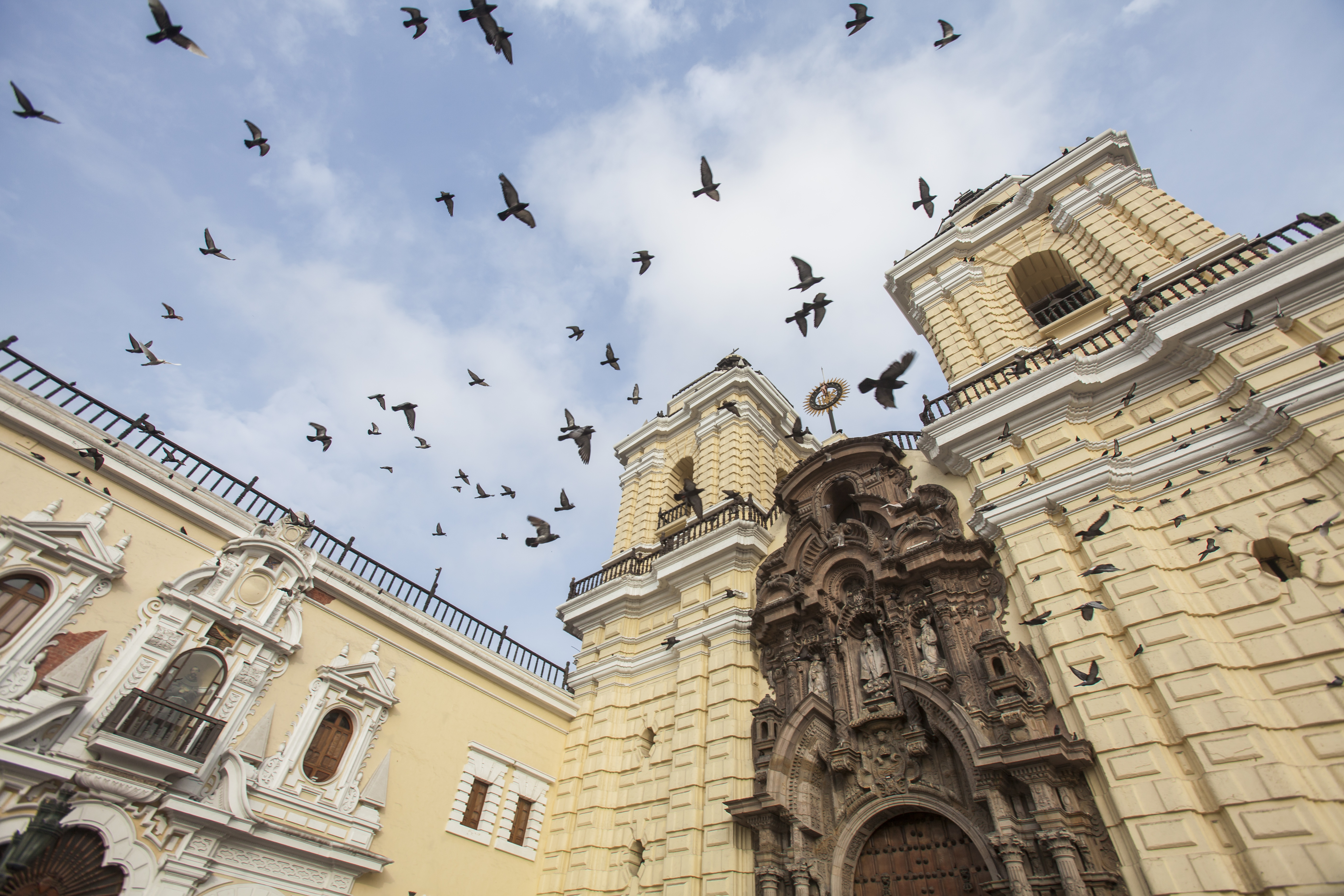 Пейзаж Мачу-Пикчу с окружающими горами в Перу